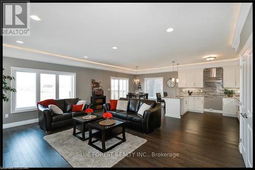 12 Royal Crescent, Southwold, ON - Indoor Photo Showing Living Room