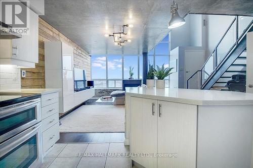 725 - 250 Manitoba Street, Toronto W06, ON - Indoor Photo Showing Kitchen