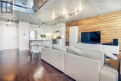 725 - 250 Manitoba Street, Toronto, ON - Indoor Photo Showing Living Room