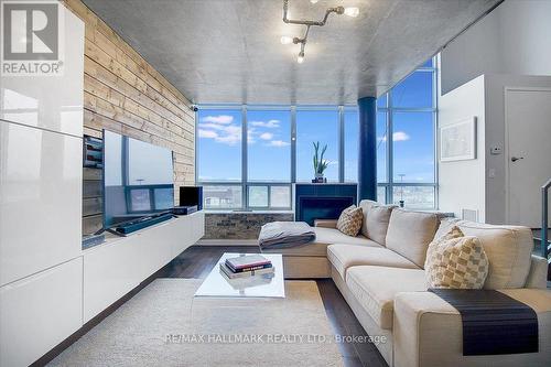 725 - 250 Manitoba Street, Toronto, ON - Indoor Photo Showing Living Room