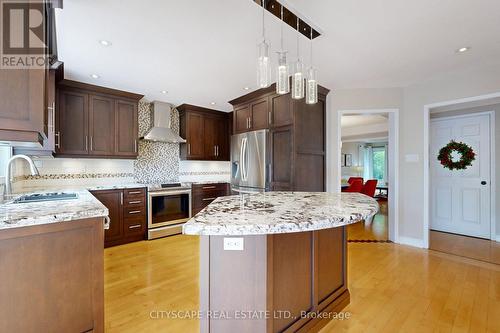 5399 Mcfarren Boulevard, Mississauga, ON - Indoor Photo Showing Kitchen With Double Sink With Upgraded Kitchen