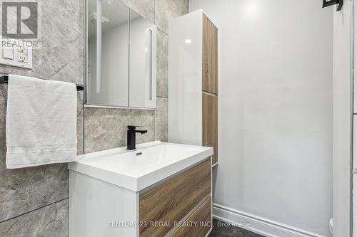 153 Clarence Street, Vaughan, ON - Indoor Photo Showing Bathroom