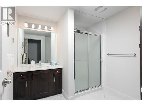 1055 Lawrence Avenue Unit# 202, Kelowna, BC - Indoor Photo Showing Bathroom