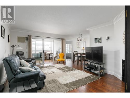 1055 Lawrence Avenue Unit# 202, Kelowna, BC - Indoor Photo Showing Living Room