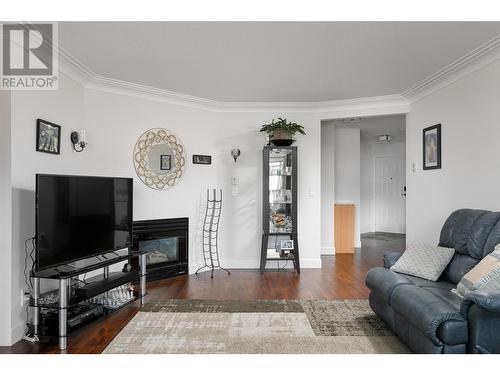 1055 Lawrence Avenue Unit# 202, Kelowna, BC - Indoor Photo Showing Living Room With Fireplace