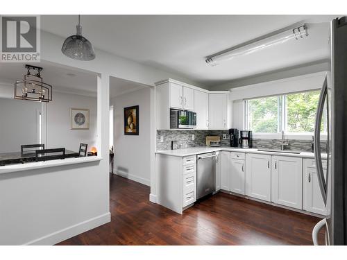1055 Lawrence Avenue Unit# 202, Kelowna, BC - Indoor Photo Showing Kitchen
