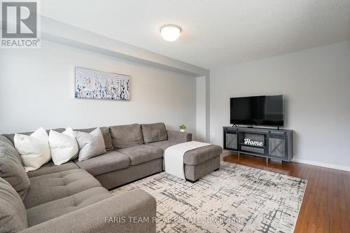 28 Sun King Crescent, Barrie, ON - Indoor Photo Showing Living Room