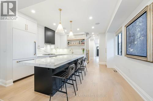199 Queen Street W, Mississauga, ON - Indoor Photo Showing Kitchen With Upgraded Kitchen