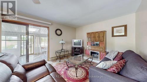 229 Holmes Point Road, Georgina, ON - Indoor Photo Showing Living Room