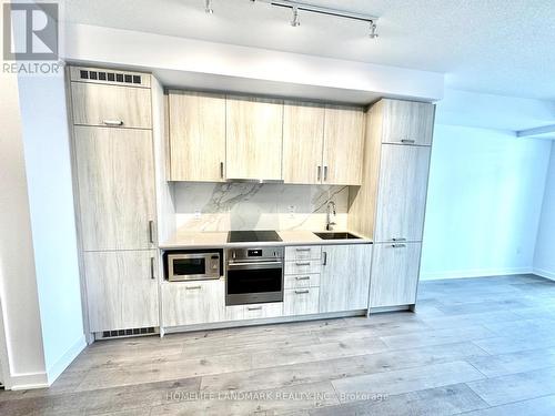 602 - 60 Honeycrisp Crescent, Vaughan, ON - Indoor Photo Showing Kitchen With Upgraded Kitchen