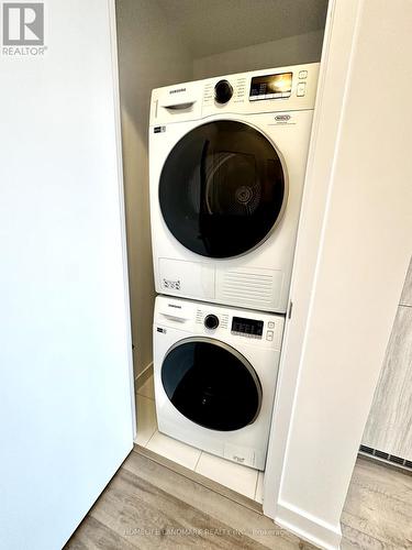 602 - 60 Honeycrisp Crescent, Vaughan, ON - Indoor Photo Showing Laundry Room