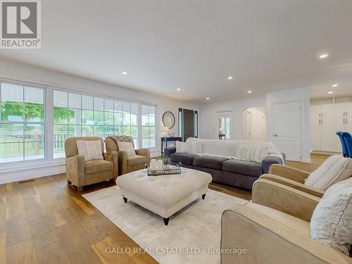19622 Centre Street, East Gwillimbury, ON - Indoor Photo Showing Living Room