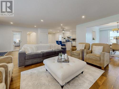 19622 Centre Street, East Gwillimbury, ON - Indoor Photo Showing Living Room