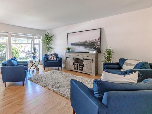 145-2220 Shannon Ridge Drive, West Kelowna, BC - Indoor Photo Showing Living Room