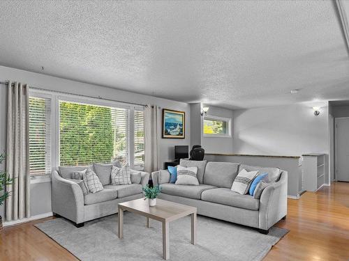2665 Ross Road, West Kelowna, BC - Indoor Photo Showing Living Room