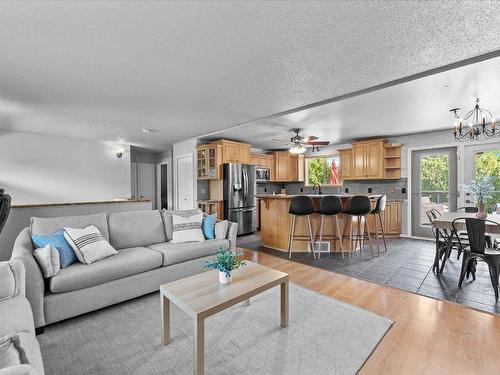 2665 Ross Road, West Kelowna, BC - Indoor Photo Showing Living Room