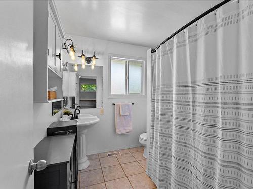 2665 Ross Road, West Kelowna, BC - Indoor Photo Showing Bathroom