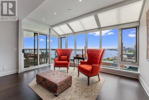 905/906 - 211 Queens Quay W, Toronto, ON - Indoor Photo Showing Living Room