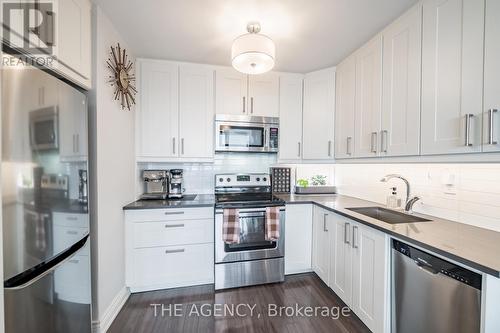 1506 - 40 Homewood Avenue, Toronto, ON - Indoor Photo Showing Kitchen With Upgraded Kitchen