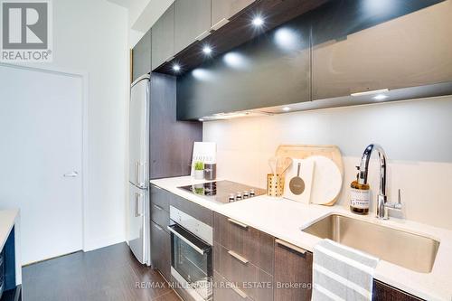 414 - 55 Regent Park Boulevard, Toronto, ON - Indoor Photo Showing Kitchen With Upgraded Kitchen
