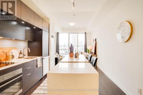 414 - 55 Regent Park Boulevard, Toronto, ON - Indoor Photo Showing Kitchen With Upgraded Kitchen
