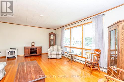 33 Franklin Street, Tweed, ON - Indoor Photo Showing Living Room