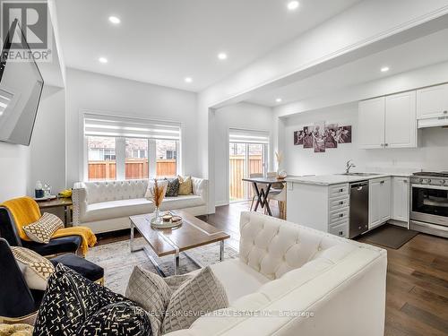 38 Veterans Street, Bradford West Gwillimbury (Bradford), ON - Indoor Photo Showing Living Room