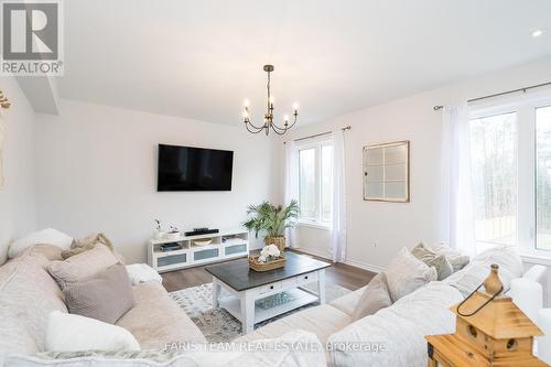 184 Brownley Lane, Essa, ON - Indoor Photo Showing Living Room