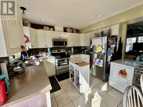 11332 88A Street, Fort St. John, BC - Indoor Photo Showing Kitchen