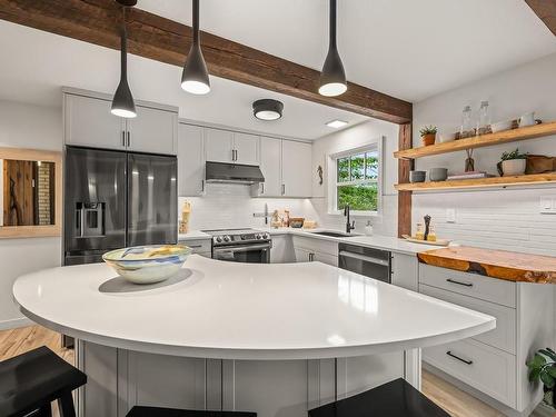 715 Salsbury Rd, Courtenay, BC - Indoor Photo Showing Kitchen With Upgraded Kitchen