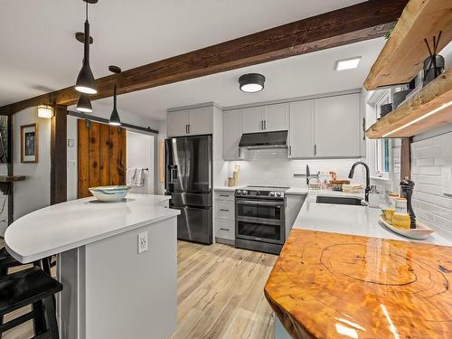 715 Salsbury Rd, Courtenay, BC - Indoor Photo Showing Kitchen With Upgraded Kitchen