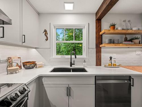 715 Salsbury Rd, Courtenay, BC - Indoor Photo Showing Kitchen With Double Sink