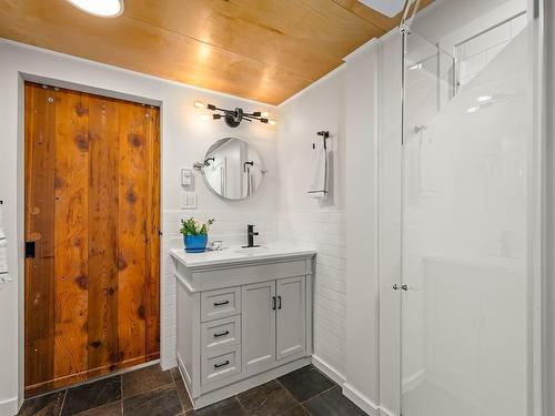 715 Salsbury Rd, Courtenay, BC - Indoor Photo Showing Bathroom