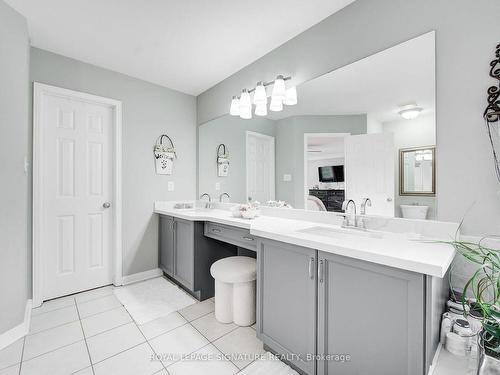 2547 Armour Cres, Burlington, ON - Indoor Photo Showing Bathroom