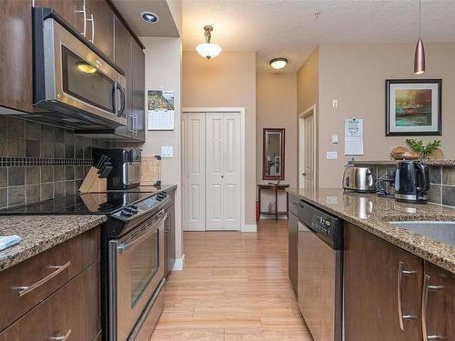 204-623 Treanor Ave, Langford, BC - Indoor Photo Showing Kitchen