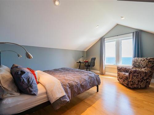 3399 Stephenson Point Rd, Nanaimo, BC - Indoor Photo Showing Bedroom