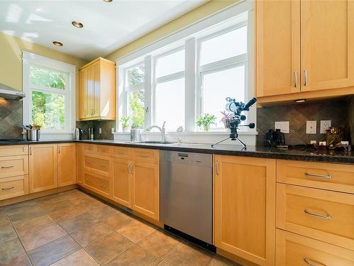3399 Stephenson Point Rd, Nanaimo, BC - Indoor Photo Showing Kitchen