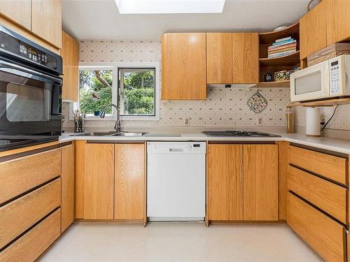 1600 Seacrest Rd, Nanoose Bay, BC - Indoor Photo Showing Kitchen With Double Sink