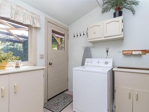 1600 Seacrest Rd, Nanoose Bay, BC - Indoor Photo Showing Laundry Room