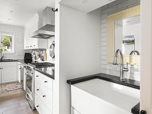 1498 Cranbrook Pl, Saanich, BC - Indoor Photo Showing Kitchen With Upgraded Kitchen