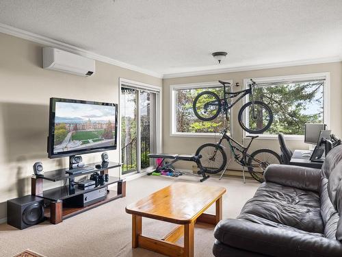 1498 Cranbrook Pl, Saanich, BC - Indoor Photo Showing Living Room