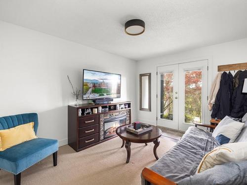 1498 Cranbrook Pl, Saanich, BC - Indoor Photo Showing Living Room