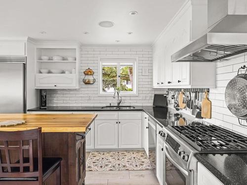 1498 Cranbrook Pl, Saanich, BC - Indoor Photo Showing Kitchen With Double Sink With Upgraded Kitchen