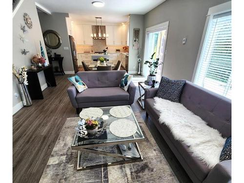 6427 Hopkins Crt, Sooke, BC - Indoor Photo Showing Living Room