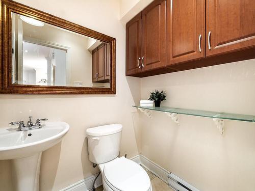 Powder room - 428 Av. Woodlea, Mont-Royal, QC - Indoor Photo Showing Bathroom