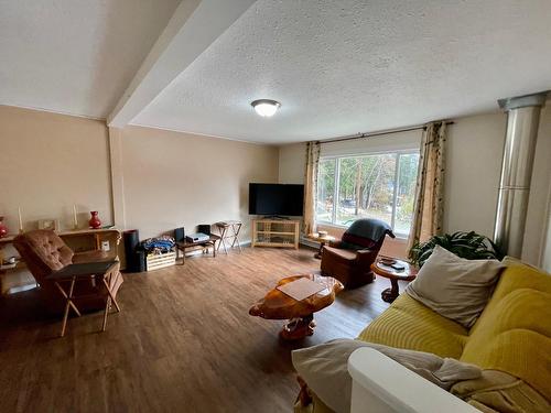 359 Washington Street N, Kaslo, BC - Indoor Photo Showing Living Room