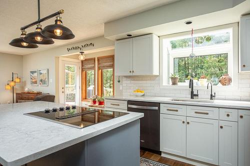 10 Cathcart Street, Huron-Kinloss, ON - Indoor Photo Showing Kitchen