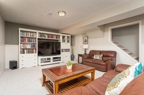 10 Cathcart Street, Huron-Kinloss, ON - Indoor Photo Showing Living Room