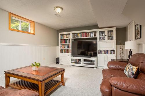 10 Cathcart Street, Huron-Kinloss, ON - Indoor Photo Showing Living Room