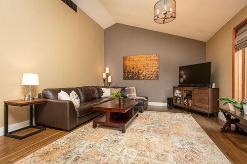 10 Cathcart Street, Huron-Kinloss, ON - Indoor Photo Showing Living Room